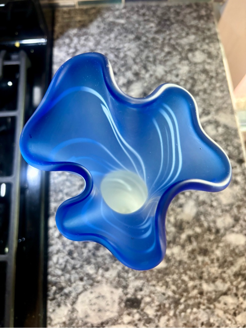 Mid-century Murano hand blown blue & white ruffle top vase - Picture 6 of 12